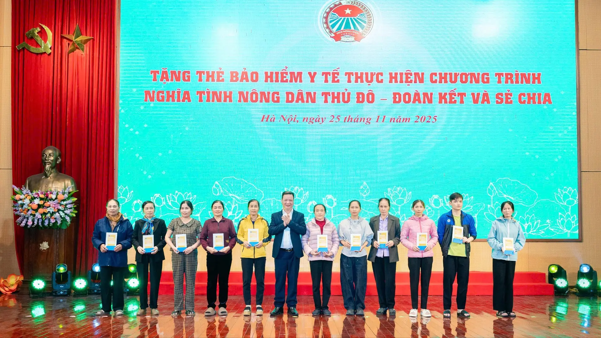 Tặng 31 thẻ bảo hiểm y tế cho 31 hội viên nông dân